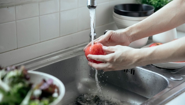 Comment Bien Laver ses Fruits et Légumes : les Bons Gestes